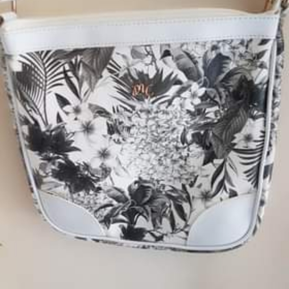 𝅺MC cross body small purse